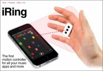 指にはさんだコントローラーで iPhone / iPad を操作する IK Multimedia の iRing